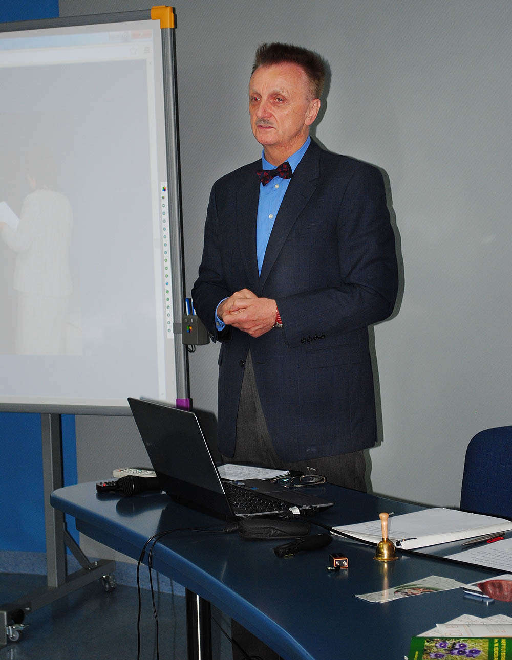 prof. Konrad Wo�owski